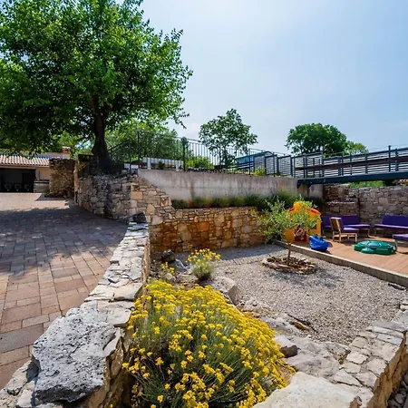 Peaceful In With Swimming Pool *