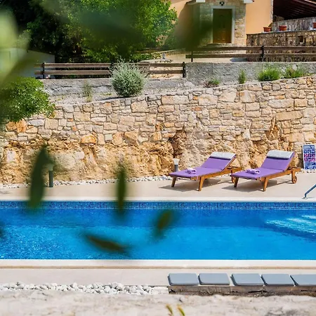 Βίλα Peaceful In With Swimming Pool