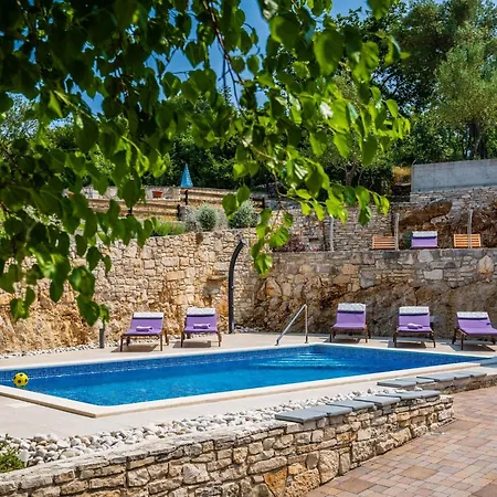 Peaceful In With Swimming Pool ヴィラ