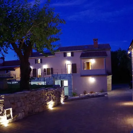 Peaceful In With Swimming Pool *