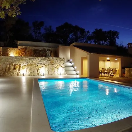 Peaceful In With Swimming Pool *